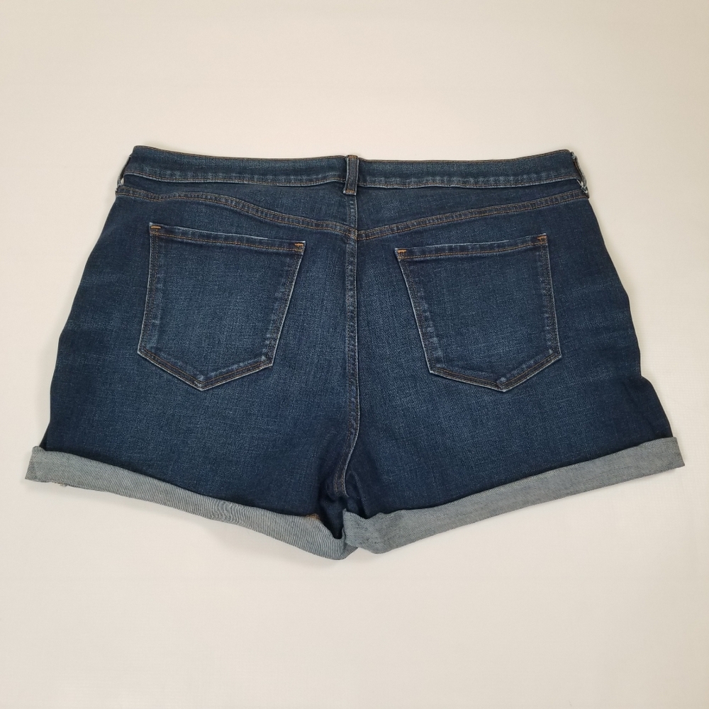 Old Navy Boyfriend Mid Rise Denim Shorts Button Fly Size 16 - Picture 3 of 6